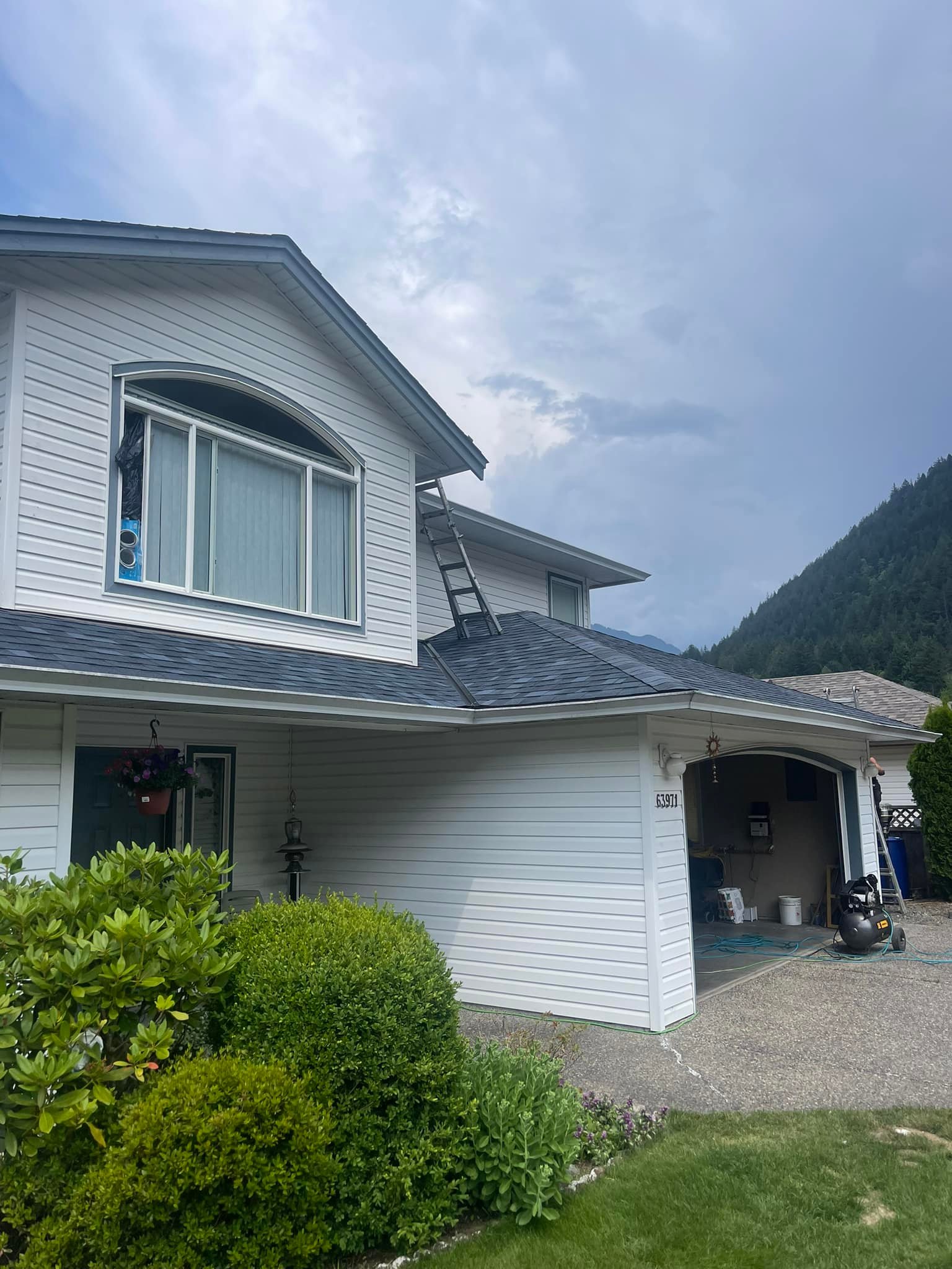 Complete roof replacement with ridge venting in Hope BC